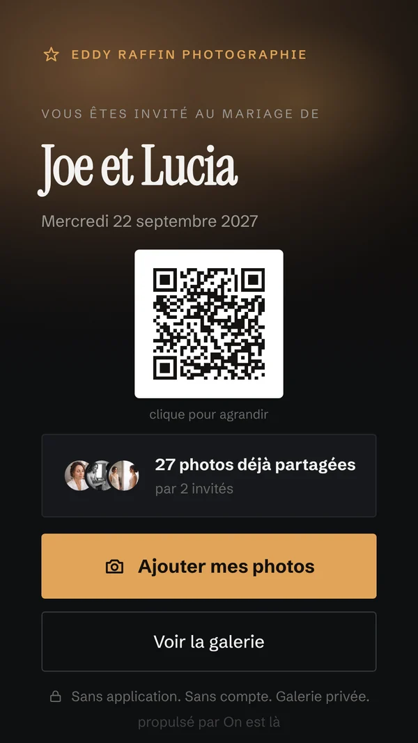 L’écran d’arrivée sur le téléphone d’un invité : le nom du studio, les prénoms des mariés, la date, le QR code à faire circuler, le compteur de photos déjà partagées et le bouton d’envoi.